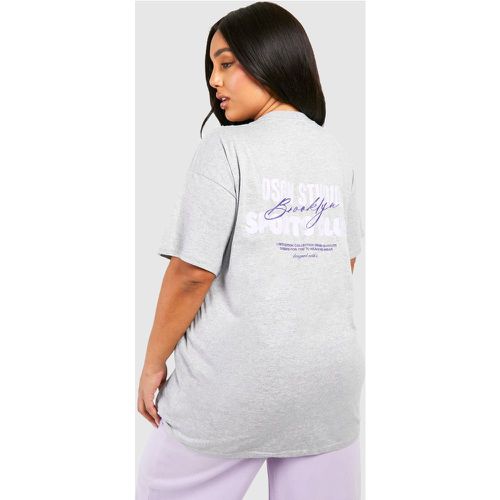 Plus" Dsgn Studio Brooklyn Script T-Shirt - boohoo - Modalova