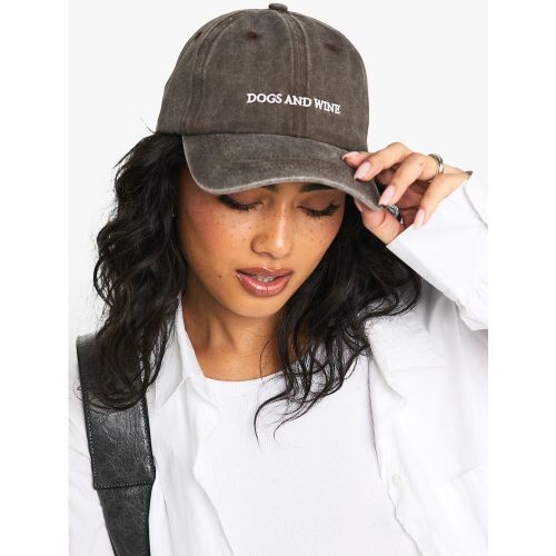 Casquette Délavée À Slogan Dogs And Wine - One Size - boohoo - Modalova