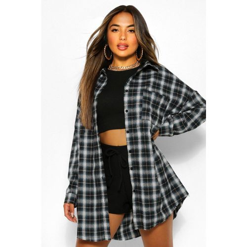 Petite" - Chemise Oversize Et Effilochée À Carreaux - boohoo - Modalova