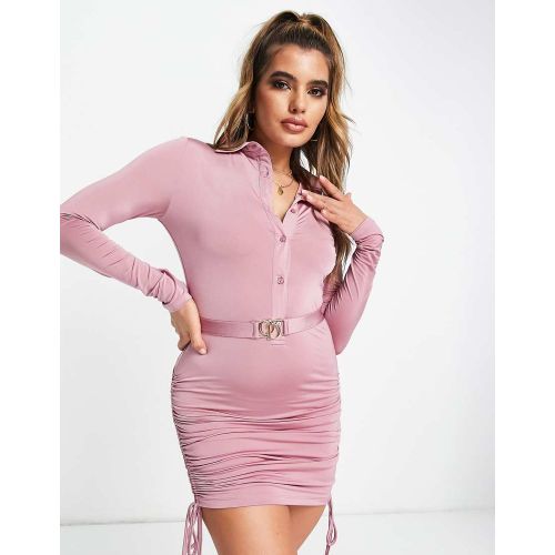 ODolls Collection - Robe courte froncée sur les côtés avec décolleté plongeant et ceinture - The O Dolls Collection - Modalova