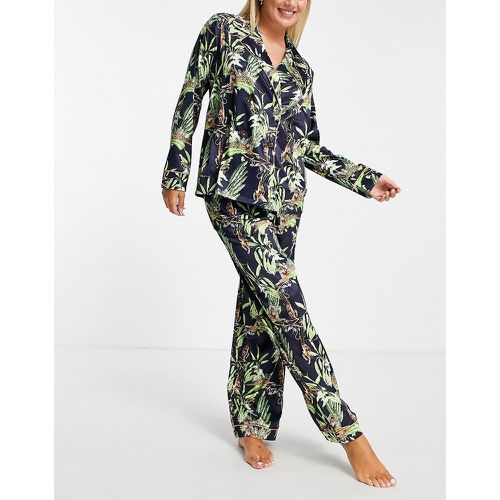 Ensemble pyjama en satin de qualité supérieure avec top croisé à revers et pantalon à imprimé jungle - Bleu marine - Chelsea Peers - Modalova