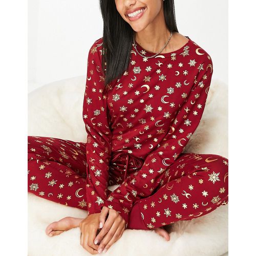 Pyjama avec top manches longues et jogger à imprimé céleste en polyester écologique - Lie-de-vin et doré métallisé - Chelsea Peers Petite - Modalova