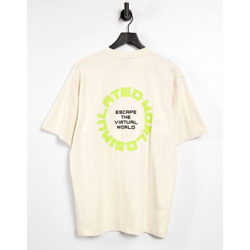 T-shirt avec imprimé Simulated World dans le dos - Écru - Fingercroxx - Modalova