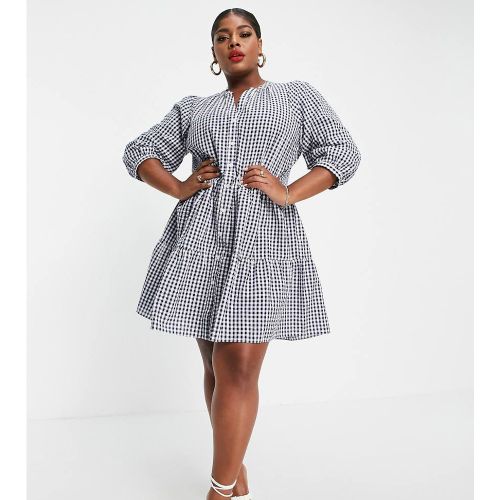 Robe chemise babydoll courte à volants étagés et carreaux vichy - Bleu marine - Forever New Curve - Modalova