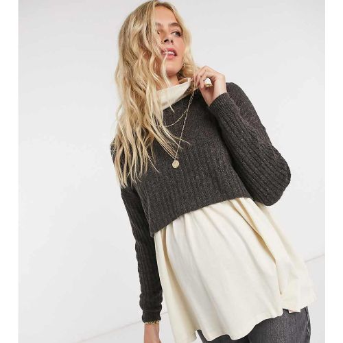 Pieces Maternité - Exclusivité ASOS - Pull court noué au dos - Gris foncé - Pieces Maternity - Modalova