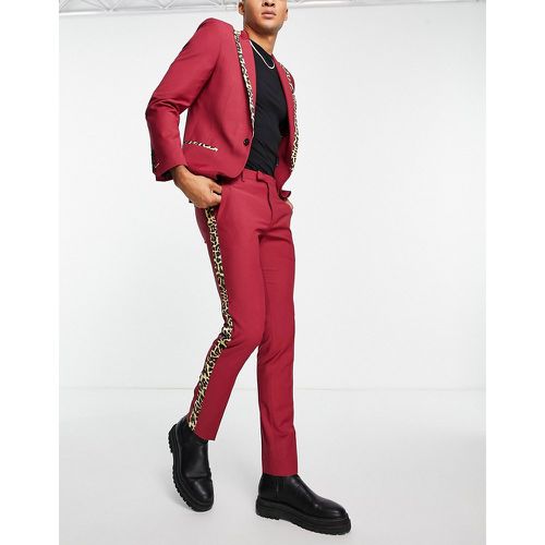 Pantalon de costume avec bande latérale à imprimé léopard - Rouge - Twisted Tailor - Modalova