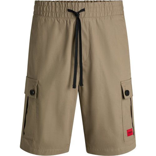 Short en coton structuré avec étiquette logotée rouge - HUGO - Modalova