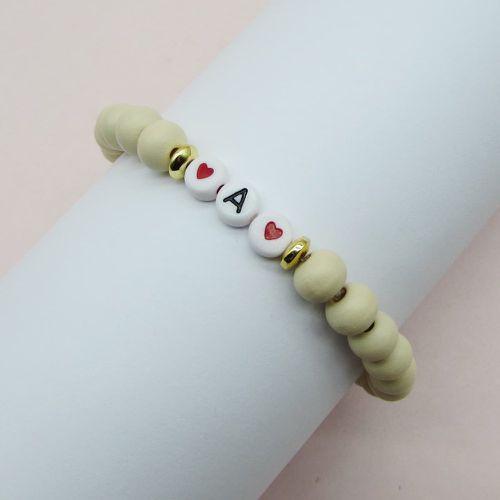 Bracelet perlé lettre & à détail cœur - SHEIN - Modalova