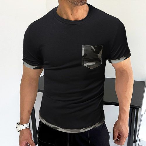 T-shirt à imprimé camouflage à poche patch - SHEIN - Modalova