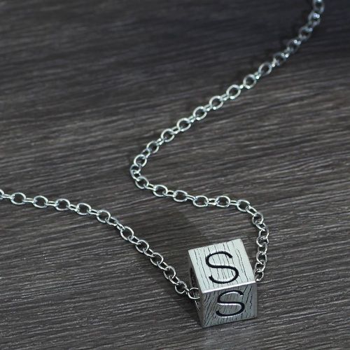 Collier avec pendentif lettre cube - SHEIN - Modalova