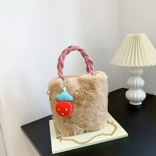 Sac carré fraise en tissu duveteux avec breloque de sac - SHEIN - Modalova