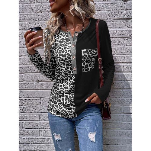 T-shirt léopard patch à poche à bouton - SHEIN - Modalova