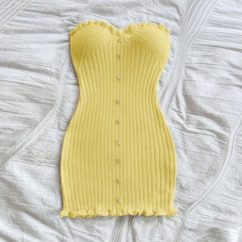Robe côtelée ajustée avec volants à l'ourlet et détail de boutons, sexy et confortable - SHEIN - Modalova