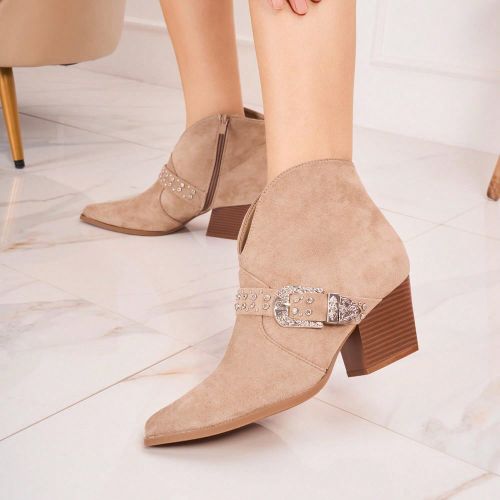 Bottines à talons carrés beiges avec boucle métallique et clous - Élégance western et confort garanti - SHEIN - Modalova