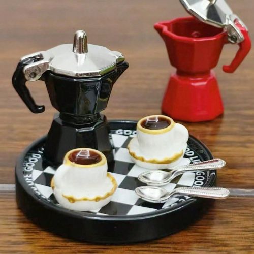 Pièce/5 pièces/6 pièces Set mini cafetière 1:12 pour maison de poupée, cafetière métallique réaliste avec tasse/soucoupe en résine, cuillère - SHEIN - Modalova