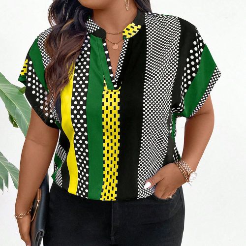 Chemise à manches courtes avec blocs de couleur et imprimé aléatoire ainsi qu'un col cranté, pour les vêtements du Nouvel An, en grande taille - SHEIN - Modalova