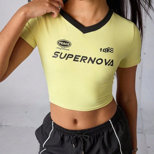 T-shirt de sport ajusté à col en V, manches courtes et imprimé lettress - SHEIN - Modalova