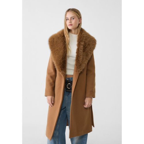 Manteau à col en fausse fourrure XS - Stradivarius - Modalova