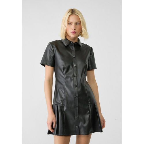 Robe chemise courte plissée en similicuir XS - Stradivarius - Modalova