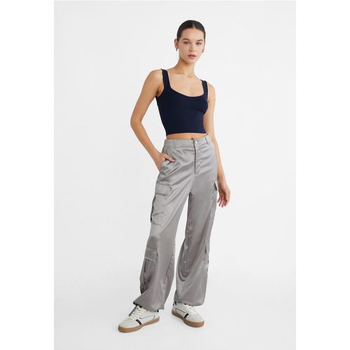 Pantalon cargo en satin avec poches 40 - Stradivarius - Modalova