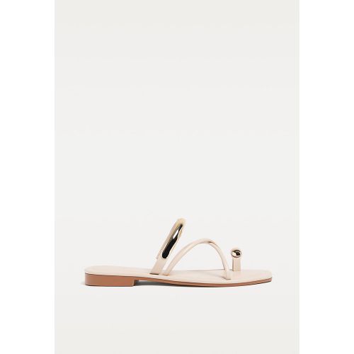 Sandales plates avec détail métallique ÉCRU 35 - Stradivarius - Modalova