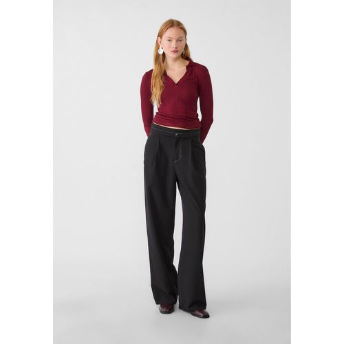 Pantalon habillé à pinces et surpiqûres 32 - Stradivarius - Modalova