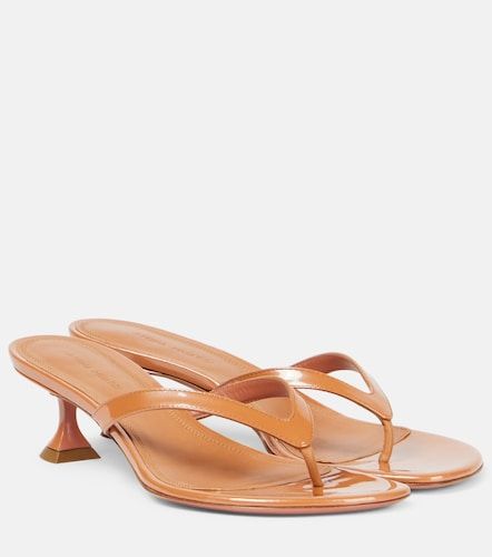 Mules Juliette en cuir verni - Amina Muaddi - Modalova