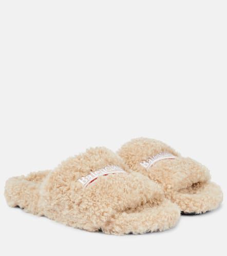 Mules Furry en shearling synthétique à logo - Balenciaga - Modalova