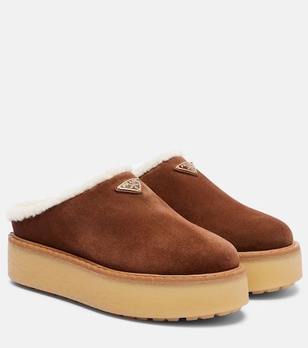 Mules Evolve à plateforme en daim et shearling - Prada - Modalova