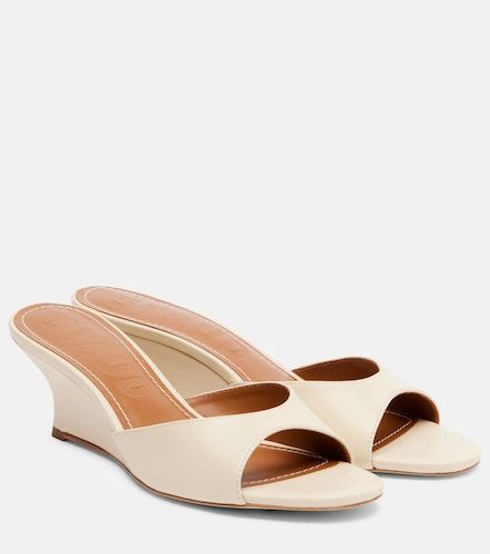 Mules compensées Brigitte en cuir - Staud - Modalova