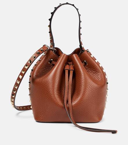 Sac seau Rockstud Small en cuir - Valentino Garavani - Modalova