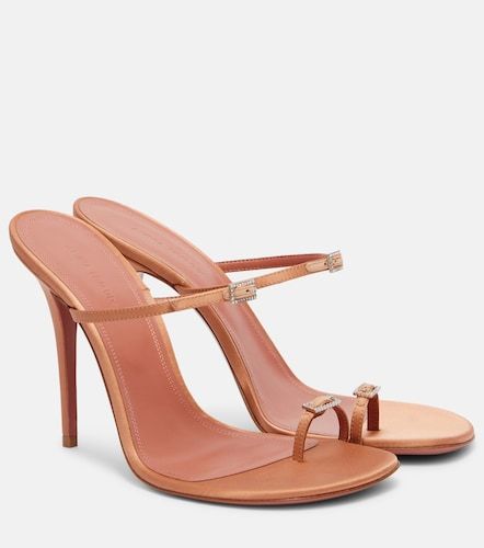 Mules Adut 105 en satin à ornements - Amina Muaddi - Modalova