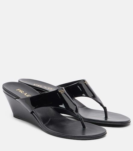 Mules compensées en cuir verni - Prada - Modalova