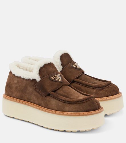 Mocassins à plateforme en daim et shearling - Prada - Modalova