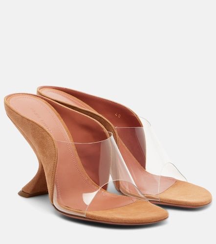 Mules Mackenzie en PVC et en daim - Amina Muaddi - Modalova