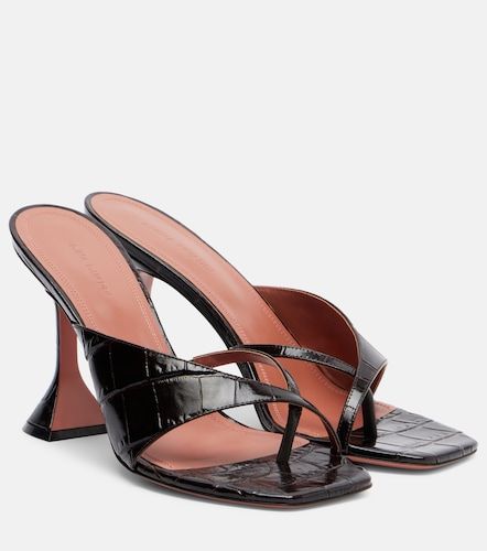 Mules Shiona en cuir façon croco - Amina Muaddi - Modalova