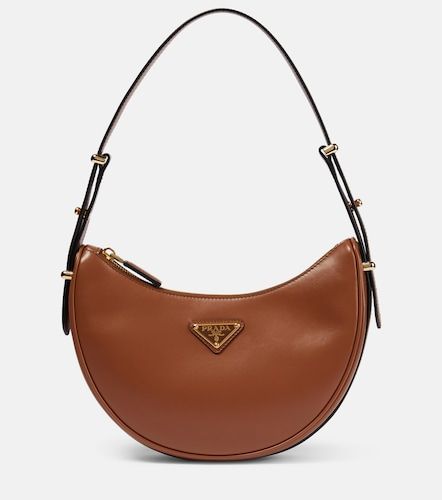Sac porté épaule Arqué Small en cuir - Prada - Modalova