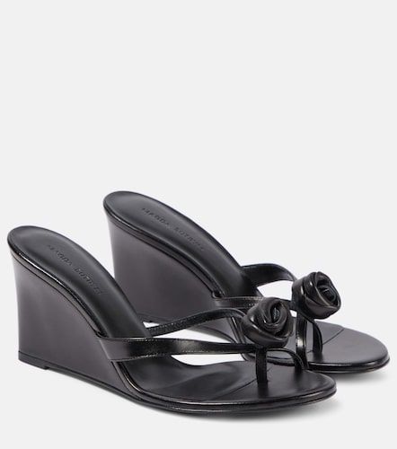 Mules compensées en cuir à appliqués floraux - Magda Butrym - Modalova
