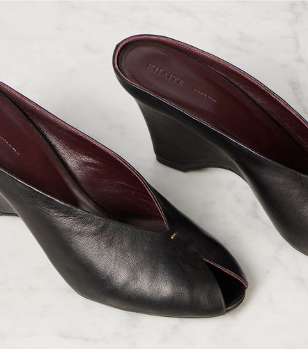 Mules compensées Cloak 75 en cuir - Khaite - Modalova