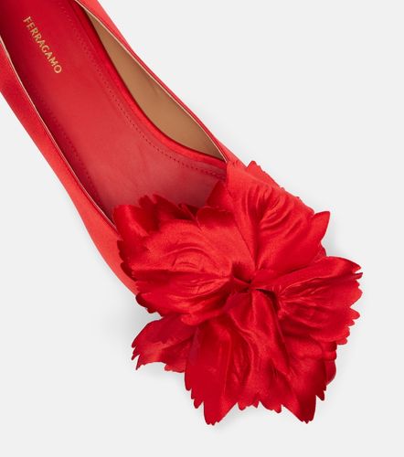 Ballerines Gemy en satin à fleurs - Ferragamo - Modalova