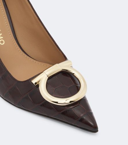 Escarpins Lara Gancini en cuir façon croco - Ferragamo - Modalova