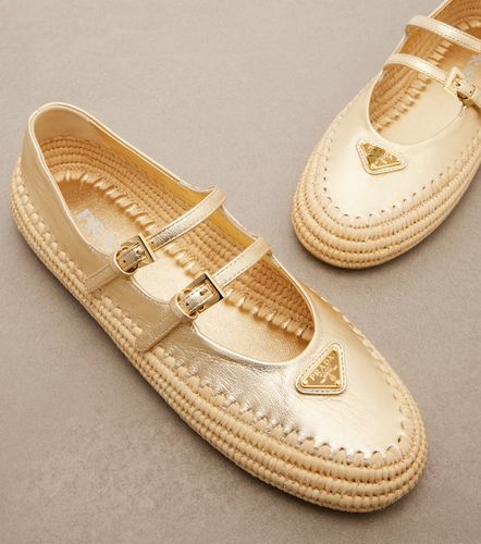 Ballerines en cuir métallisé et raphia - Prada - Modalova