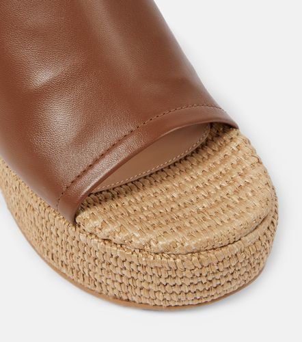 Mules compensées en cuir et raphia - Gianvito Rossi - Modalova