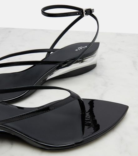 Alaïa Sandales Invisible en cuir verni - Alaia - Modalova