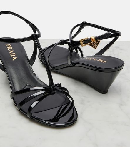Sandales compensées en cuir verni - Prada - Modalova