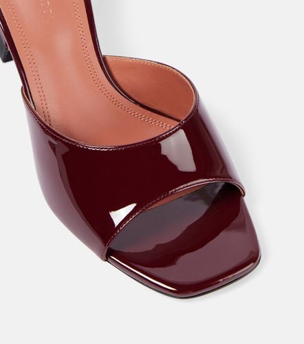 Mules Lupita 70 en cuir verni - Amina Muaddi - Modalova