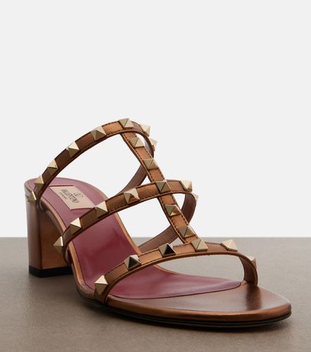 Mules Rockstud en cuir métallisé - Valentino Garavani - Modalova
