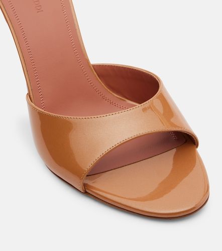 Mules Elodie 90 en cuir verni - Amina Muaddi - Modalova