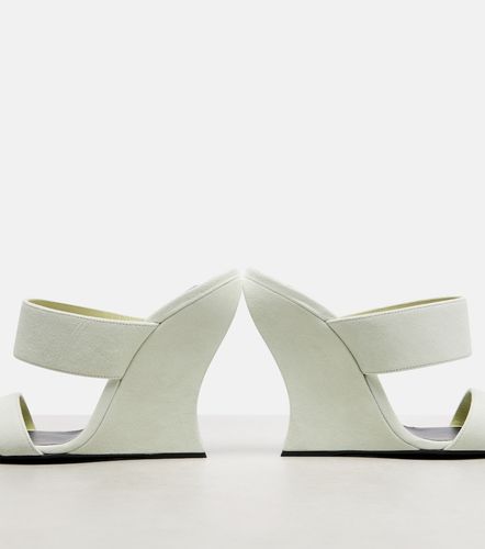 Alaïa Mules compensées Wave 110 en daim - Alaia - Modalova