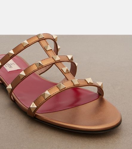 Mules Rockstud en cuir métallisé - Valentino Garavani - Modalova